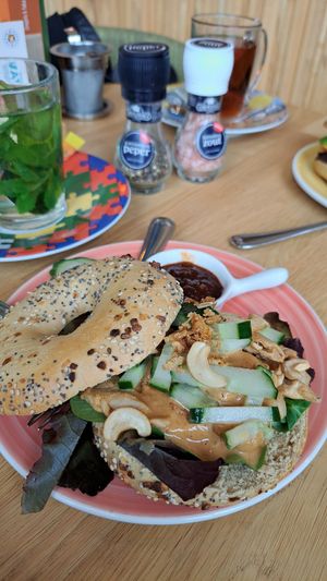 Bali-Bagel with "chicken" and peanut-lime at Bagels & Beans - Plaats in The Hague