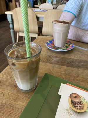 Iced oat latte and chai latte  at Bagels & Beans - Plaats in The Hague