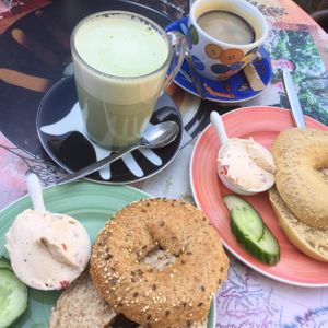 Cream cheese Bagel & matcha latte for lunch at Bagels & Beans - Plaats in The Hague