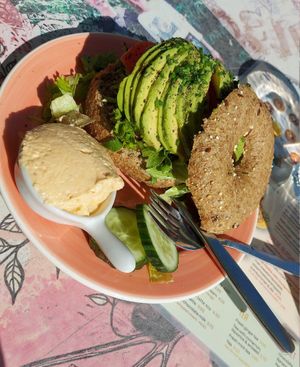 Bagel with avocado, lettuce, tomatoes, cucumber and vegan cream cheese at Bagels & Beans - Piet Heinplein in The Hague
