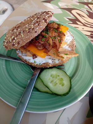 Vegan bagel with mushrooms at Bagels & Beans - Piet Heinplein in The Hague