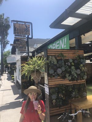 Good smoothie bar💚 at Kreation Organic Kafe in Venice