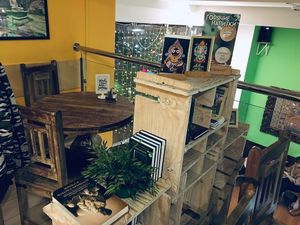 В Джаганнате на Тверской можно взять книгу и почитать ее там же  at Jagannath na Tverskoy in Moscow