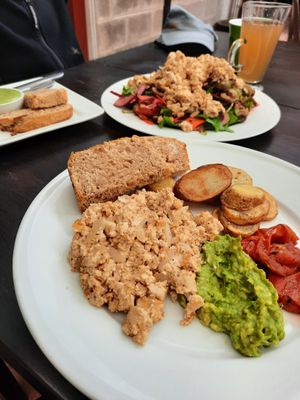 Desayuno vegano and salad with tofu and olives at Mandarina in Quetzaltenango