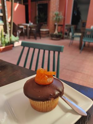 Orange and chocolate cupcake at Mandarina in Quetzaltenango