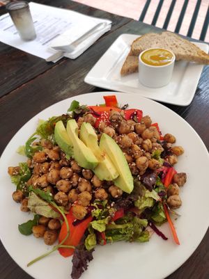 Salad with garbanzo beans and mustard sauce at Mandarina in Quetzaltenango
