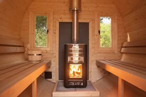 Interno della sauna in legno naturale – Natural wood sauna interior at Angolo del Benessere in Assisi