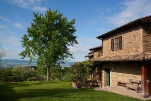 Vista panoramica sulle colline umbre – Panoramic view of the Umbrian hills at Angolo del Benessere in Assisi