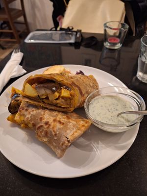 Wrap mit Aubergine und Kartoffel dazu Minz Yogurt Dip at Nirvana Cafe in Luxembourg City