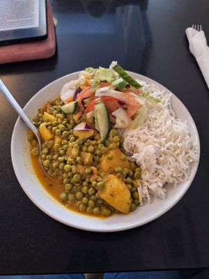 Erbsen Kartoffel Curry mit Salat und Reis at Nirvana Cafe in Luxembourg City