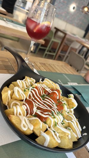 Patatas bravas and tinto de verano  at UVE - Restaurante Vegano - Vegetariano en Granada in Granada