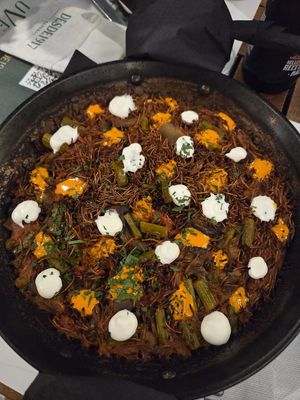 Fideua con setas y esparragos at UVE - Restaurante Vegano - Vegetariano en Granada in Granada