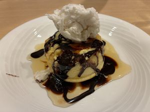 Fluffy pancake + ice cream at Vege Kitchen KelaKela in Osaka