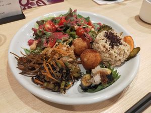 Vegan plate at Vege Kitchen KelaKela in Osaka