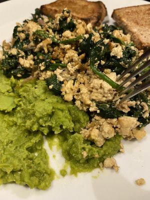 Lunch special - scrambled tofu and spinach with creamed peas at La Colubrina in Milan