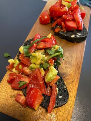 Pane al carbone vegetale con pomodori, avocado e basilico at La Colubrina in Milan
