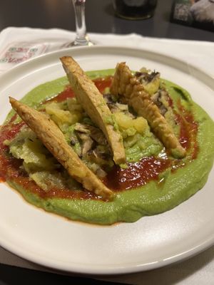 Mezzelune di tempeh rosolato con funghi shiitake saltati e ragù di pomodorini confit e piselli  at La Colubrina in Milan