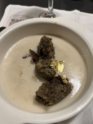 Pepite di lenticchie beluga su crema di yuca e venature d’oro  at La Colubrina in Milan