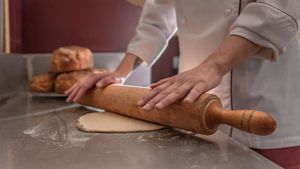 Making pizza at La Colubrina in Milan