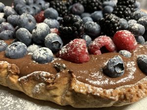 Crostata con crema cioccolato e frutti bosco  at La Colubrina in Milan