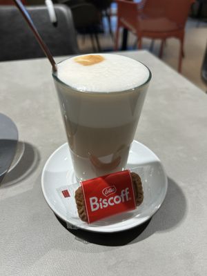 Creamy Nutty Latte (oat milk) 6€  at Beenie.all day  in Linz
