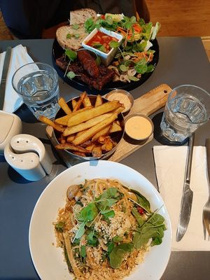 Irish breakfast and pad thai at HappyFood by YogaHub in Dublin