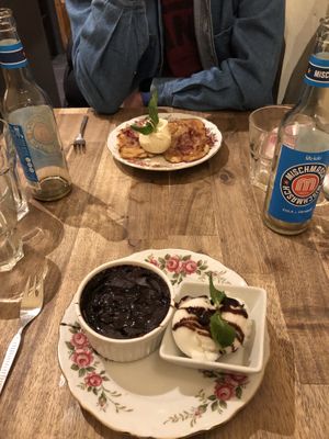 vegan brownie and ice cream at Zum Spätzle in Hamburg