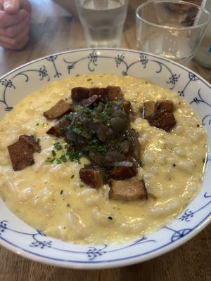 Käsespätzle mit Räuchertofu und Zwiebeln   at Zum Spätzle in Hamburg