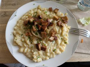 Vegane Käsespätzle with smoked tofu at Zum Spätzle in Hamburg
