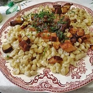 Vegan »Käsespätzle« (pasta with vegan cheese sauce and smoked tofu). at Zum Spätzle in Hamburg