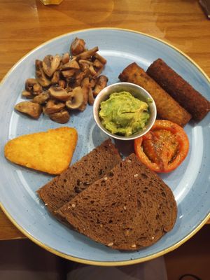 Veggie brunch without eggs at DXB - Giraffe World Kitchen- T3 in Dubai