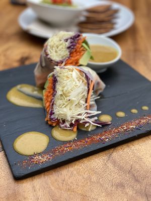 Rol boordevol groenten met kruiden en mango-saus at Wild Beets in Ibiza