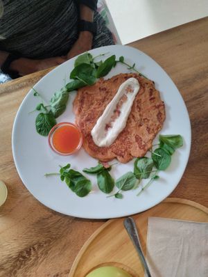 Kimchi Rösti 🥔 with Garlicky Cashew Sauce 🧄, Sweet Sriracha 🌶️ and Fresh Greens 🥬 at Wild Beets in Ibiza