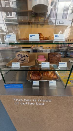 Sweets display at Wakuli Coffee | Visstraat  in Noord-brabant