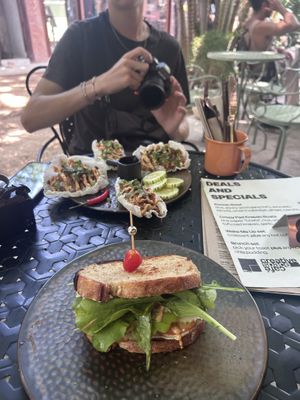alles in dem Café ist vegan. Wir hatten die veganen Pad Krapao Boote mehrmals und verschiedene Sandwiches bzw Toasts (roasted veg sandwich, tomato and ricotta toast, fresh veg)  at The Quarter - Creative Space Café in Surat Thani