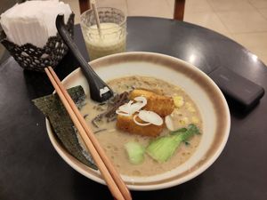 Ramen à 110k (j'ai plus le nom mais il y a du tofu crispy). Les baguettes donnent l'échelle le bol est énorme at The Green Ramen Danang | Ramen Chay Xanh in Da Nang