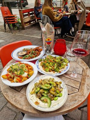 Oesterzwam tempura, loaded patatas, gegrilde courgette salade, geroosterde romanesco at EDELROT  in Ghent