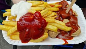 Vegane Currywurst mit Pommes at Bergwolf in Munich