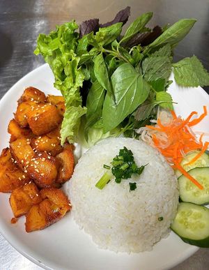 Cơm Heo Quay Chay / Grilled “Heo Quay” Rice  Vegetarian
Rice, bread, rice flour, sauce at Ẩm thực chay Nhà Mình -  Our Home Vegetarian Cuisine in Hanoi