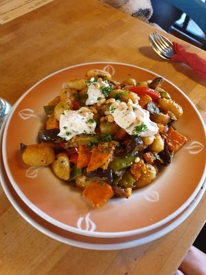 Süßkartoffel-Gnocchi-Pfanne mit veganem Frischkäse at brennNessel in Dresden
