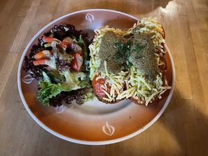 Überbackenes Baguette mit Salat, 12,50€  at brennNessel in Dresden