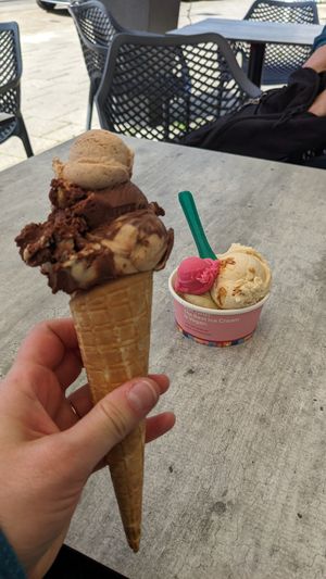 An adorable highlight are the mini scoops of ice-cream you get on top as a taste test at Eisbrunnen in Munich