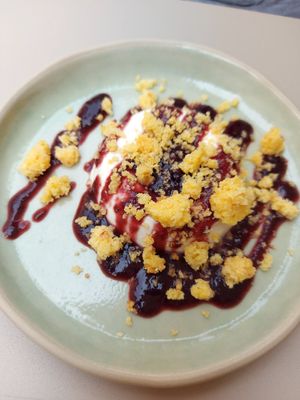Panna cotta con crumble e marmellata di ciliegia at KORA - Bistrot Vegetale in Cuneo