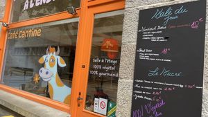Restaurant 100% végétalien, viennoiseries végétaliennes, cookies vegans, kebab de tofu sauce yaourt vegetal et tahin  at Le Monde à l'endroit |  The World the Right Way Up in Saint-malo