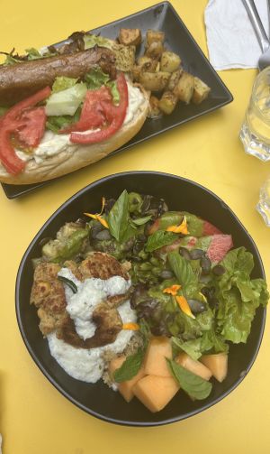 Sandwich « faux-cisse » et Bowl de saison  at Le Monde à l'endroit |  The World the Right Way Up in Saint-malo