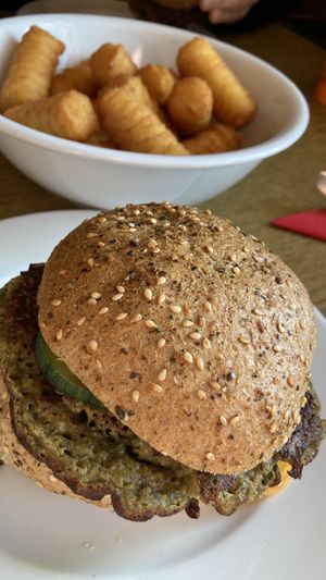 Hanfburger mit Kroketten   at Hemperium in Ulm