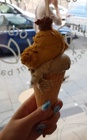 Almond choco cinnamon, carrot peanut & pumpkin seed at iceDate - Amalienstt in Munich