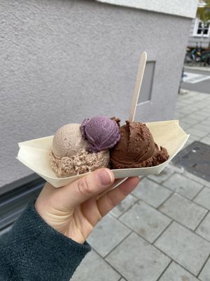 Walnuss, creamy Berry & Hanf-Schoko 🤤 at iceDate - Amalienstt in Munich