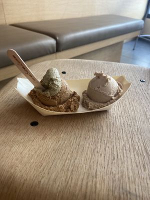 Coffee and vanilla bean with a sample of matcha  at iceDate - Amalienstt in Munich