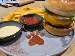 Cheeze burger at Katzentempel Hamburg Holstenwall in Hamburg
